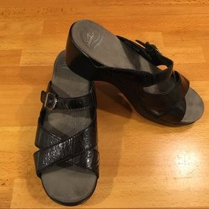 Dansko Sela Crinkle Patent Leather Sandals Sz 37